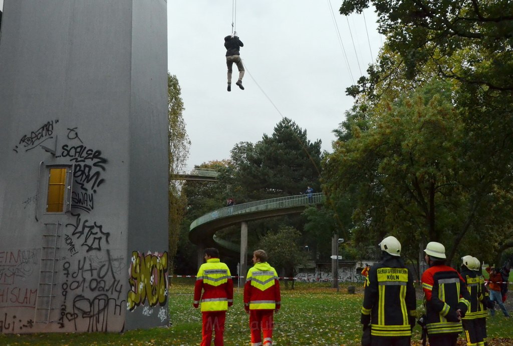 Einsatz BF Hoehenretter Koelner Seilbahn Hoehe Zoobruecke P2206.JPG